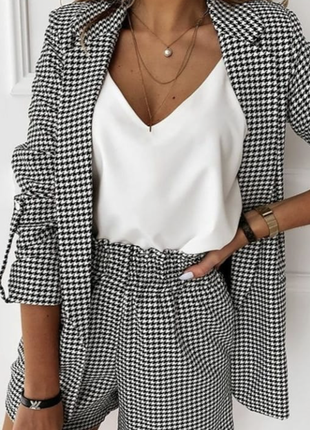 Очень красивая и стильная брендовая блузка-маечка белого цвета.
