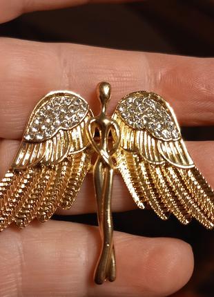 Брошь брошка ангел ангелочек камни золотистый металл крылья