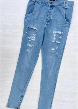 Рваные джинсы с высокой посадкой