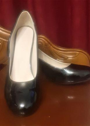 Туфлі жіночі нові лакові класичні ошатні великого розміру
