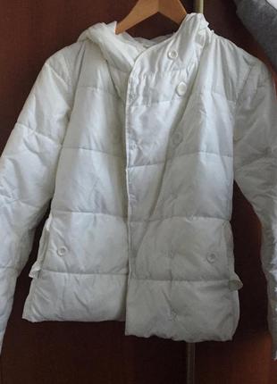 Белая укороченная куртка/пуховик