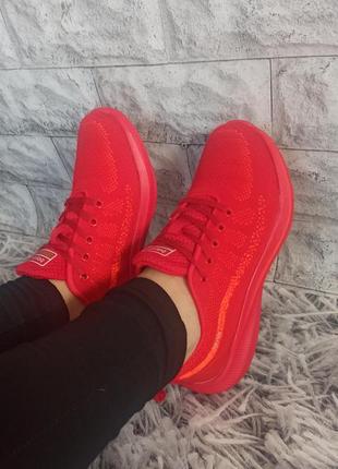 Червоні текстильні кросівки