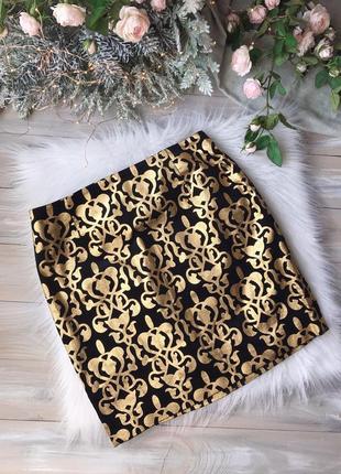 Красивая черная мини юбка с золотым принтом