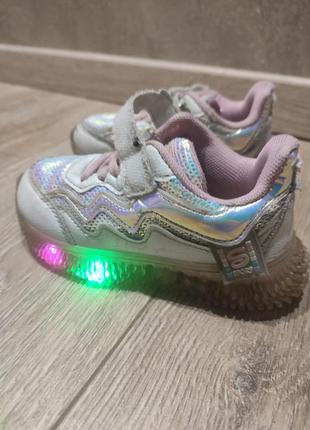 Дитячі кросівки, світяться
