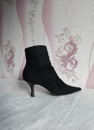Черные замшевые ботильены сапожки на каблуке с острым носком