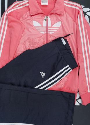 Спортивний костюм adidas.