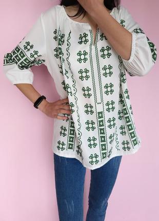 Блузка с рисунком-орнаментом белая с зеленым