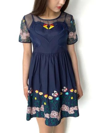 Платье с коротким рукавом и с вышивкой цветов синее