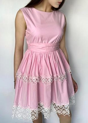 Летнее розовое платье с кружевом в форме ромашек