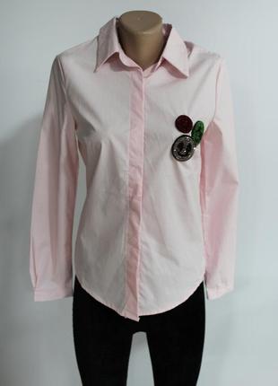 Розовая блузка рубашка с брошкой-нашивкой со смайлами