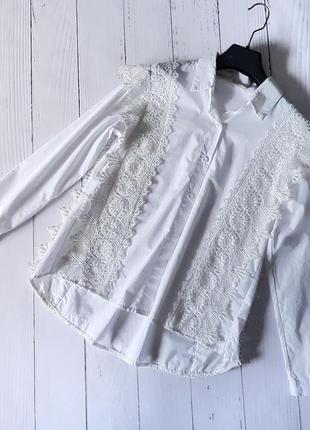 Белая рубашка из качественной плотной ткани с нашивками кружева