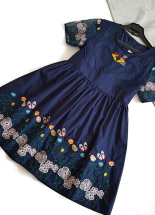 Платье синее с коротким рукавом и с вышивкой цветов