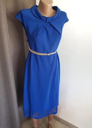 Синее платье электрик с перфорацией снизу и поясом
