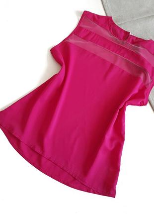 Яркая розовая блуза с прозрачными  вставками