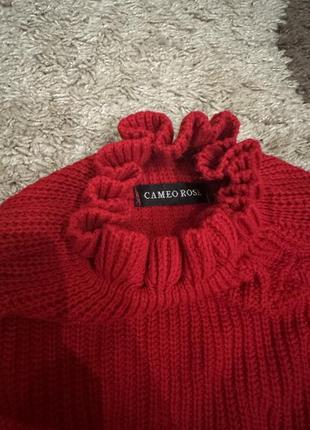 Красный свитер с рюшами