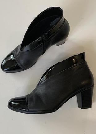 Женские кожаные туфли на низком каблуке