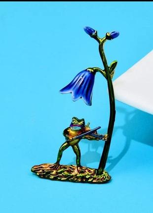 Брошь брошка лягушка жаба играет на скрипке под колокольчиком