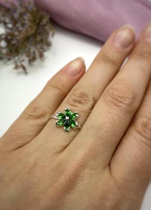 Серебряная кольца с зелеными маркизами