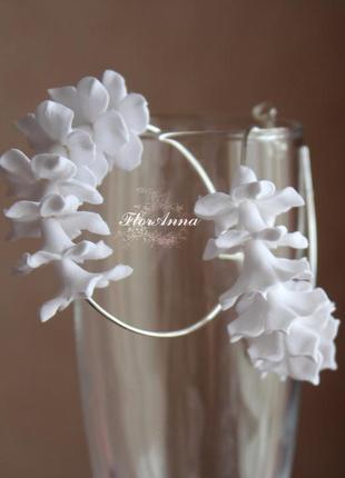 Белые серьги кольца "стефанотисы". свадебные серьги цветы