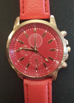 Стильные женские часы в красном цвете.