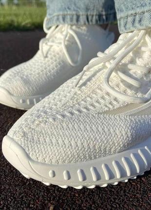 Жіночі кросівки adidas yeezy boost білі