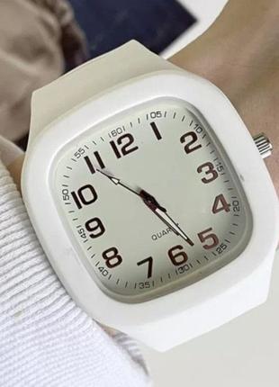 Стильные часы унисекс , силиконовый ремешок. Белый цвет.