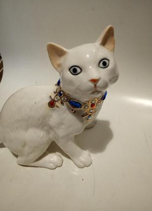 Фарфоровая статуэтка  кошка