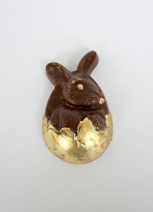 Великодній шоколадний кролик на Великдень в кошик