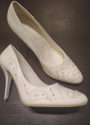 Продам белые свадебные  туфли
