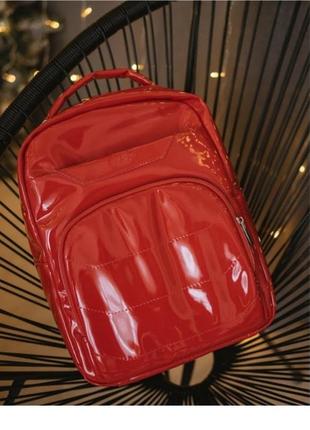 Красный лаковый рюкзак