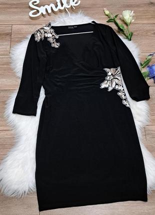 Черное короткое платье декорировано