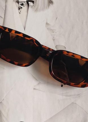 Солнцезащитные женские очки с V-образным декором Леопардовый (...