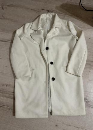 Пальто белого цвета