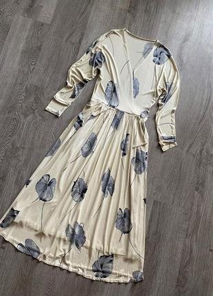 Красивое нежное кремовое платье миди с рукавом в цветы