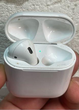 Кейс і лівий навушник Apple AirPods 2 б/у