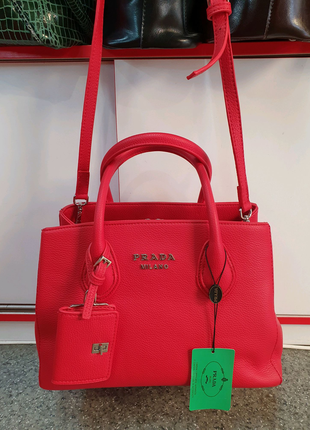 Модная женская сумка красного цвета