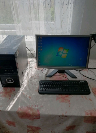 Комп'ютер та стіл комп' ютерний