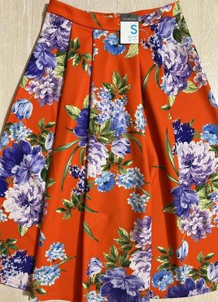 Очень красивая и стильная брендовая юбка в цветах.