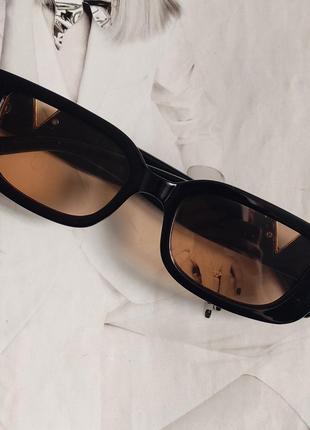 Сонцезахисні жіночі окуляри з V-подібним декором Чорний (43558)