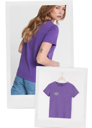 Базовая фиолетовая футболка с аккуратным салатовым принтом сво...