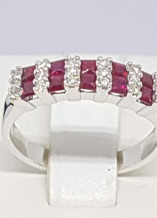 Золотое кольцо с бриллиантами и рубинами. Артикул 55064914BR42...