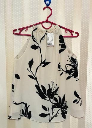 Топ-блузка бежевого цвета с черным цветочным принтом от h&m