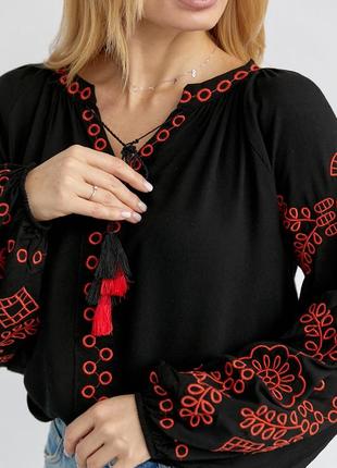 Черная женская вышиванка с роскошными рукавами красной вышивкой