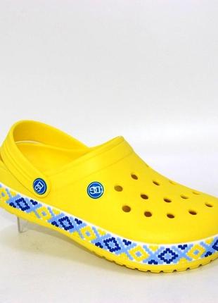 Желто-голубые кроксы с голубым орнаментом