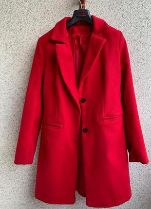 Червоне весняне пальто
