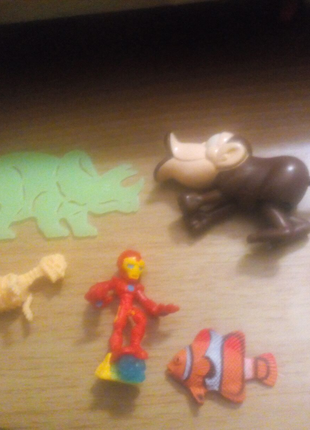Разные фигурки динозавр, железный человек, рыбка, обезьяна
