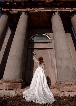 Ідеальне весільну сукню зі шлейфом 44 розмір