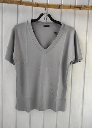 Женская футболка V-образным вырезом Sancakli светло-серый