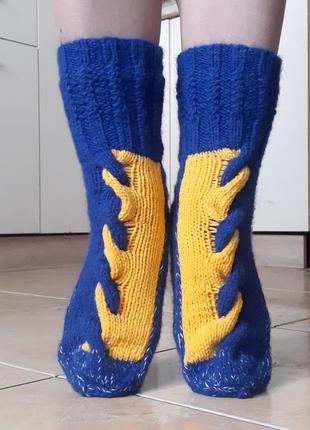 Сине-желтые носки с жгутами