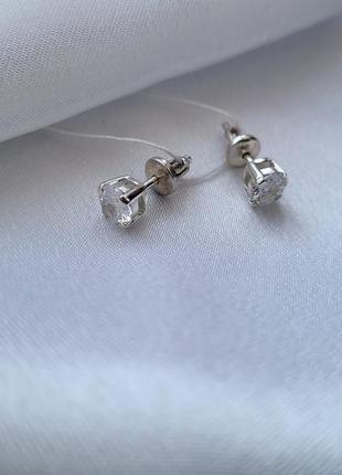 Серебряные сережки гвоздики с белым камнем 609